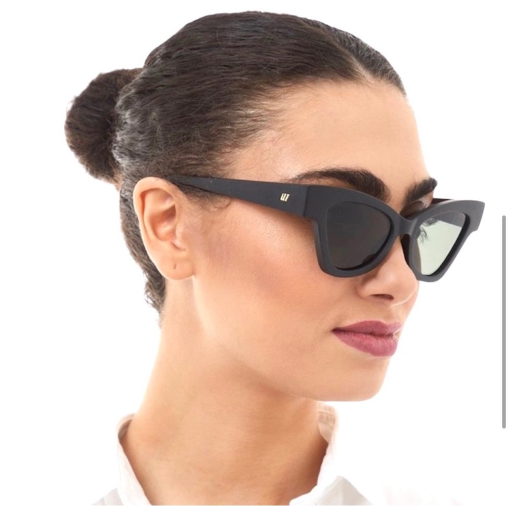 NEW LE SPECS Hourgrass Cat Eye Sunglasses Black Matte With Case